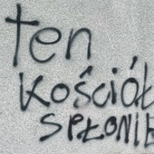 Satanistyczne znaki i pogróżki na kościele w Poznaniu