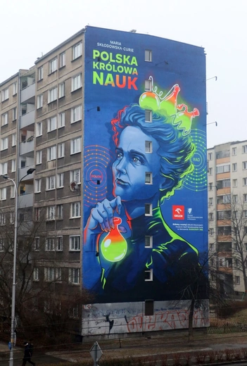 Królowa nauk błyszczy na fasadzie