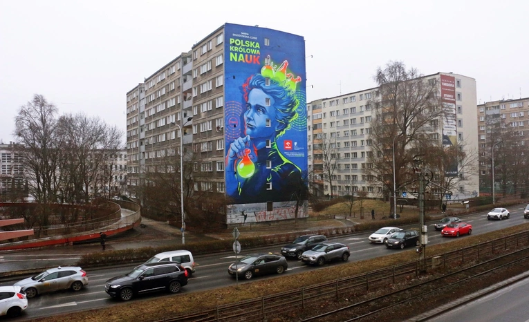 Królowa nauk błyszczy na fasadzie