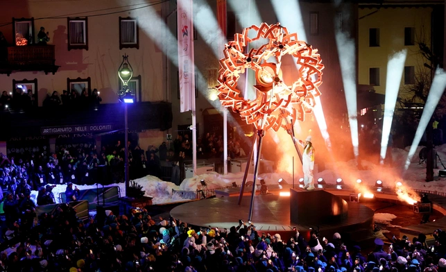 W Cortinie i Mediolanie zapłonęły znicze olimpijskie - Zimowe Igrzyska Olimpijskie we Włoszech rozpoczęte