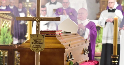 Msza św. pogrzebowa bp. Juliana Wojtkowskiego