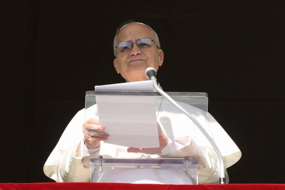 Leon XIV w oknie Pałacu Apostolskiego