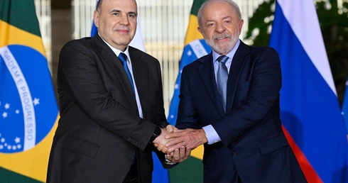 Prezydent Luiz Inacio 'Lula' da Silva (z prawej) ściska rękę premierowi Rosji, Michaiłowi Miszustinowi