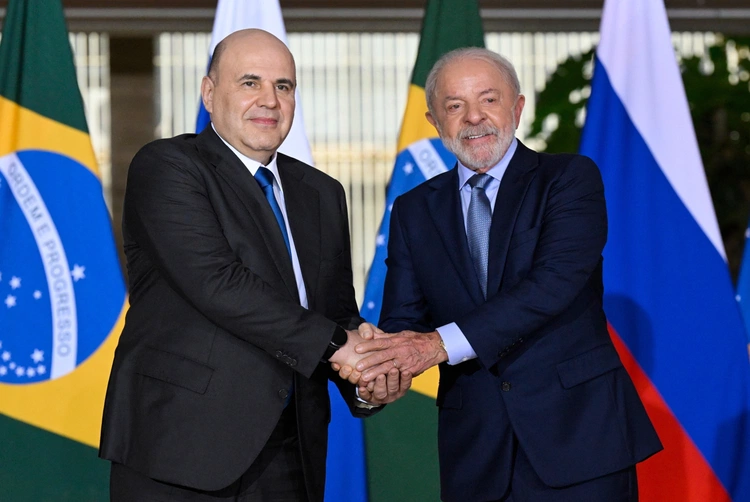 Prezydent Luiz Inacio 'Lula' da Silva (z prawej) ściska rękę premierowi Rosji, Michaiłowi Miszustinowi