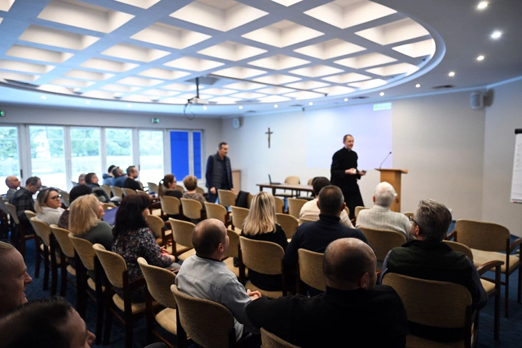 Coś ląduje pod drzwiami