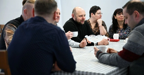 Coś ląduje pod drzwiami