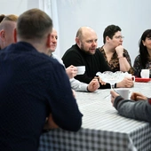 Coś ląduje pod drzwiami