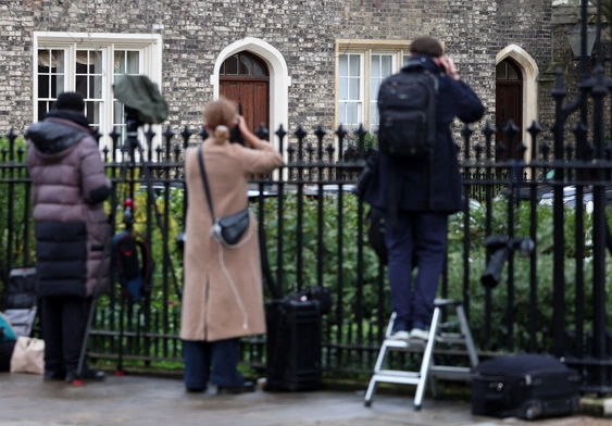 Epstein molestował, lecz brak dowodów na siatkę handlu seksualnego