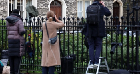 Epstein molestował, lecz brak dowodów na siatkę handlu seksualnego