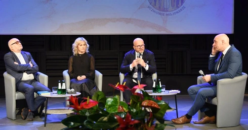 Debata o komunikacji z osobą chorą i nowych wzywaniach medycznych