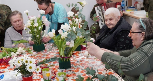 Wrocławskie hospicjum bonifratrów w Dzień Chorego zmieniło się w wielki ogród