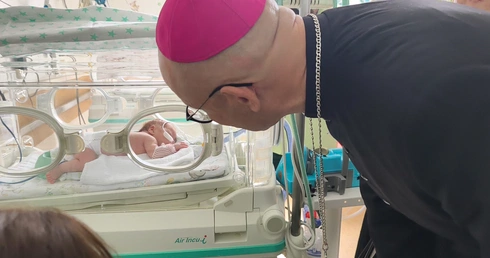 Abp Adrian Galbas w szpitalu położniczym przy ul. Karowej