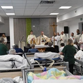 Bp Tadeusz Lityński odprawił Mszę św. przy łóżkach pacjentów głogowskiego hospicjum