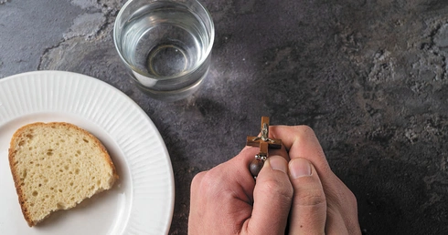 Post, który prowadzi do Boga. Jak nie zgubić sensu wielkopostnych wyrzeczeń