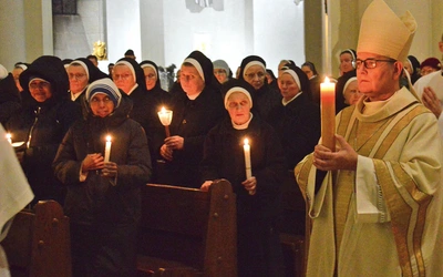 Nabożeństwo w święto Ofiarowania Pańskiego rozpoczęły poświęcenie gromnic i procesja z zapalonymi świecami.