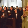 Nabożeństwo w święto Ofiarowania Pańskiego rozpoczęły poświęcenie gromnic i procesja z zapalonymi świecami.