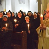 Nabożeństwo w święto Ofiarowania Pańskiego rozpoczęły poświęcenie gromnic i procesja z zapalonymi świecami.