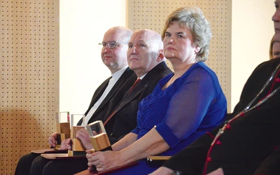 Pamiątkowe statuetki odebrali (od prawej): prof. Anna Pobóg-Lenartowicz, Marek Długozima oraz ks. Wojciech Bartoszek, krajowy duszpasterz Apostolstwa Chorych.