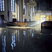 Wodę  wypompowali strażacy. W usuwanie skutków awarii zaangażowali się także wolontariusze. 