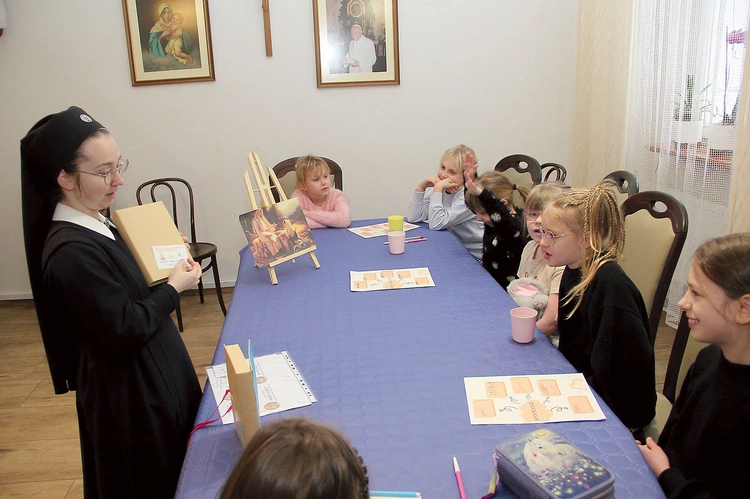 Dziewczyny ozdabiały pudełka, w których będą przechowywać swoje skarby.