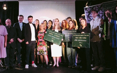 To wyróżnienie udowadnia, że wrażliwe relacjonowanie rzeczywistości, i to dobrej jakości, wciąż jest możliwe. 