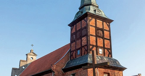 Na wieży wisi dzwon z 1684 roku.