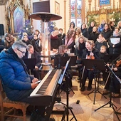 Spotkania warsztatowe  prowadzi uznany dyrygent  Hubert Kowalski. 