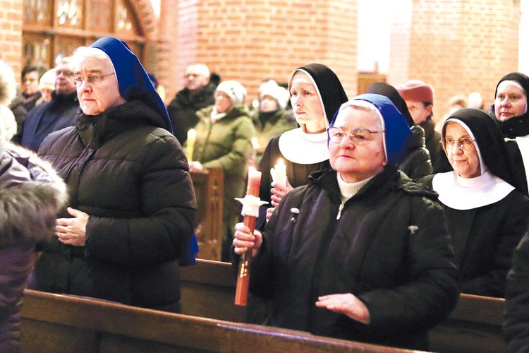  W czasie Mszy św. uczestnicy odnowili swoje śluby. 