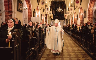  W liturgii uczestniczyli wierni oraz osoby życia konsekrowanego, które tego dnia odnowiły swoje oddanie Chrystusowi.