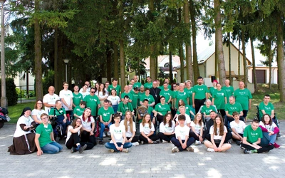 Rekolekcje połączone z wypoczynkiem w Dąbrowicy od lat gromadzą ludzi chorych i wolontariuszy, którzy im pomagają. 