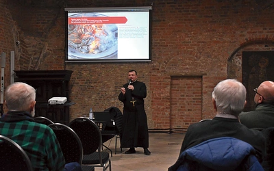 Wykład odbył się w sali wielofunkcyjnej Oblackiego Centrum Edukacji i Kultury. Wstęp był wolny.
