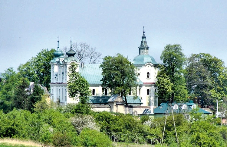 Obecny kościół parafialny wzniesiony został w latach 1775–1777. 