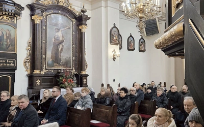 Wierni są dumni  z odnowionego wnętrza świątni.