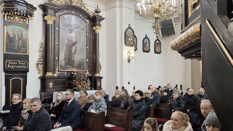 Wierni są dumni  z odnowionego wnętrza świątni.