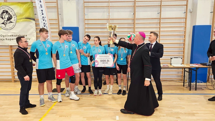 Puchar dla zwycięzców niesie bp Solarczyk.