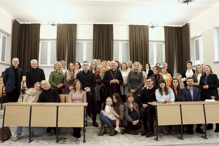 Doradcy życia rodzinnego  z bp. Markiem Solarczykiem,  ks. Markiem Adamczykiem  i ks. Krzysztofem Bochniakiem.