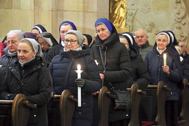 Odnowienie ślubów w czasie Mszy.