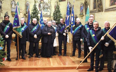 Poczty sztandarowe PZHGP  z kapelanem  ks. Józefem Żyłką po Mszy św. rocznicowej. 