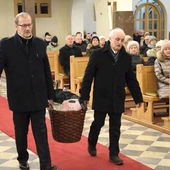 Kosz z żywnością w procesji z darami niosą panowie z rady parafialnej.