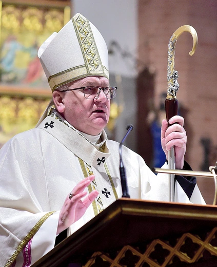 – Pójście drogą rad ewangelicznych jest okazją do tego, by odnowić w sobie pragnienie bycia znakiem Bożej obecności w świecie – zauważył abp Józef Górzyński.