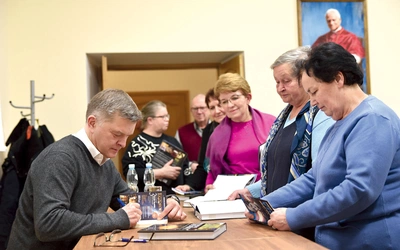 Uczestnicy spotkania pogłębili wiedzę, mogli też kupić książki prelegenta.