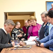 Uczestnicy spotkania pogłębili wiedzę, mogli też kupić książki prelegenta.