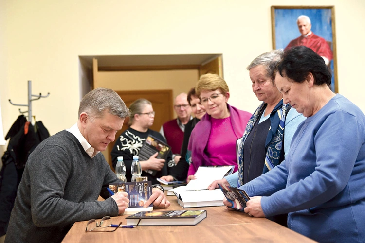 Uczestnicy spotkania pogłębili wiedzę, mogli też kupić książki prelegenta.