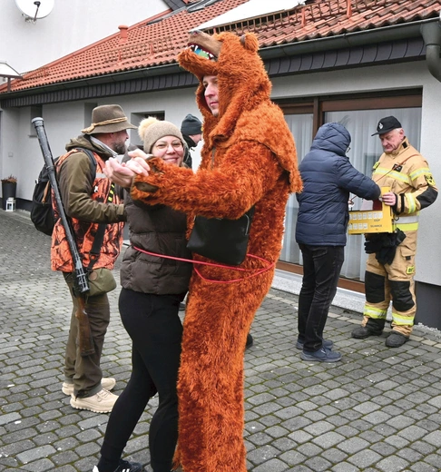 Charakterystyczny jest taniec misia  z gospodynią. 