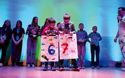 Prezentacja grup podczas ceremonii otwarcia – nawet  o. Nikodem i o. Francesco  byli w odświętnych, sportowych strojach.