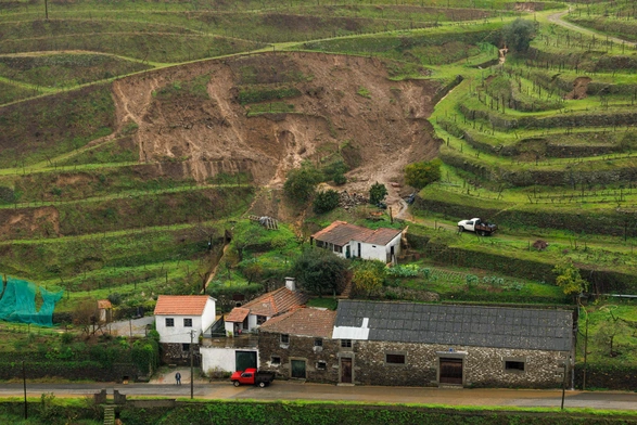 Osuwisko powstałe po ulewnych deszczach