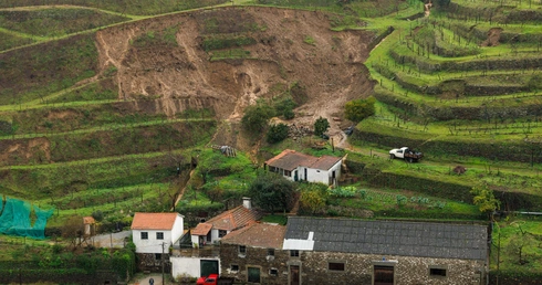 Osuwisko powstałe po ulewnych deszczach