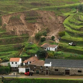 Osuwisko powstałe po ulewnych deszczach