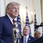 Biali chrześcijanie ewangelikalni trzymają się Trumpa