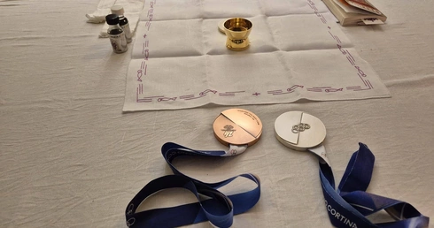 Znak krzyża przed skokiem, Eucharystia po medalu. Kacper Tomasiak między skocznią a ołtarzem